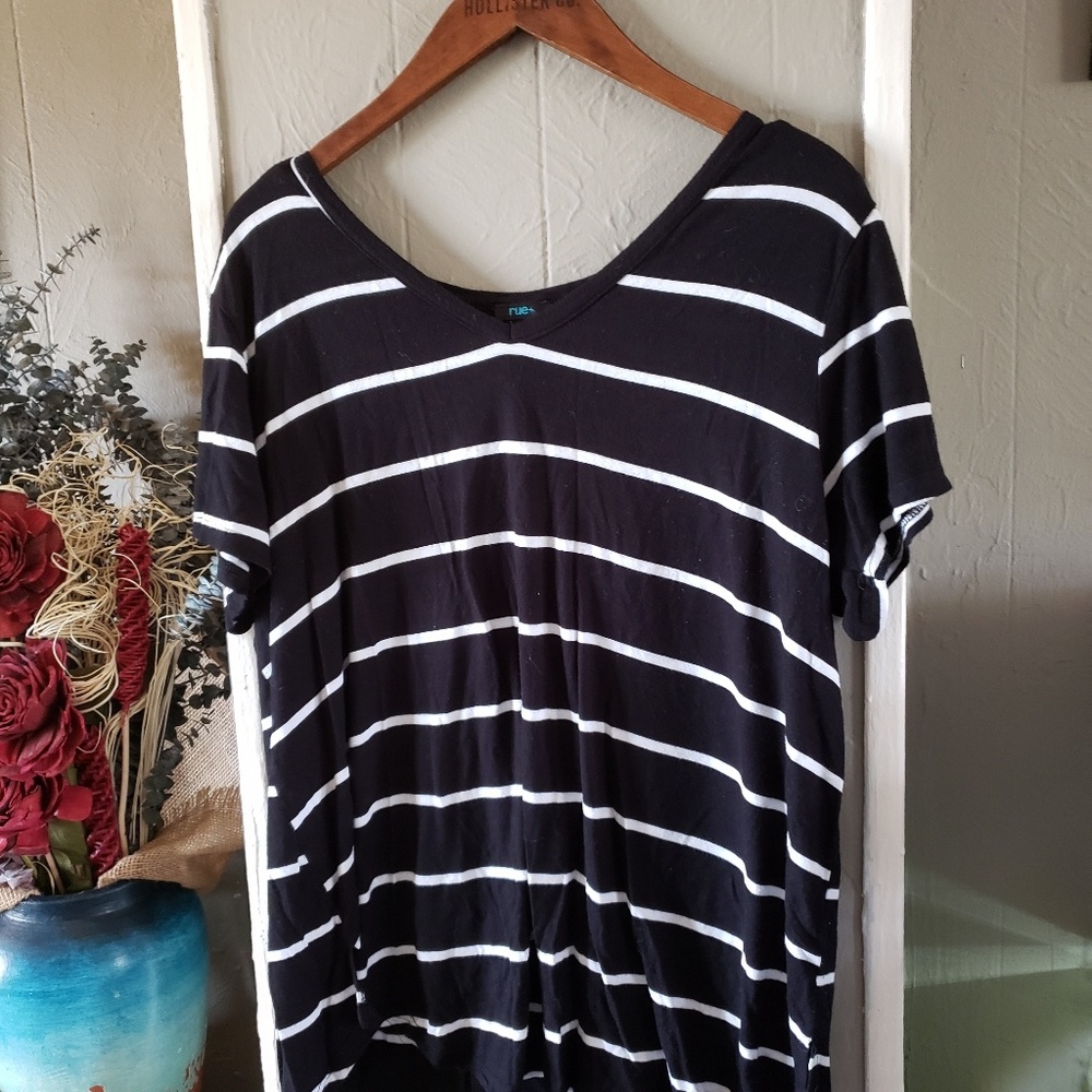 Rue+ cute striped soft black and white tee/top